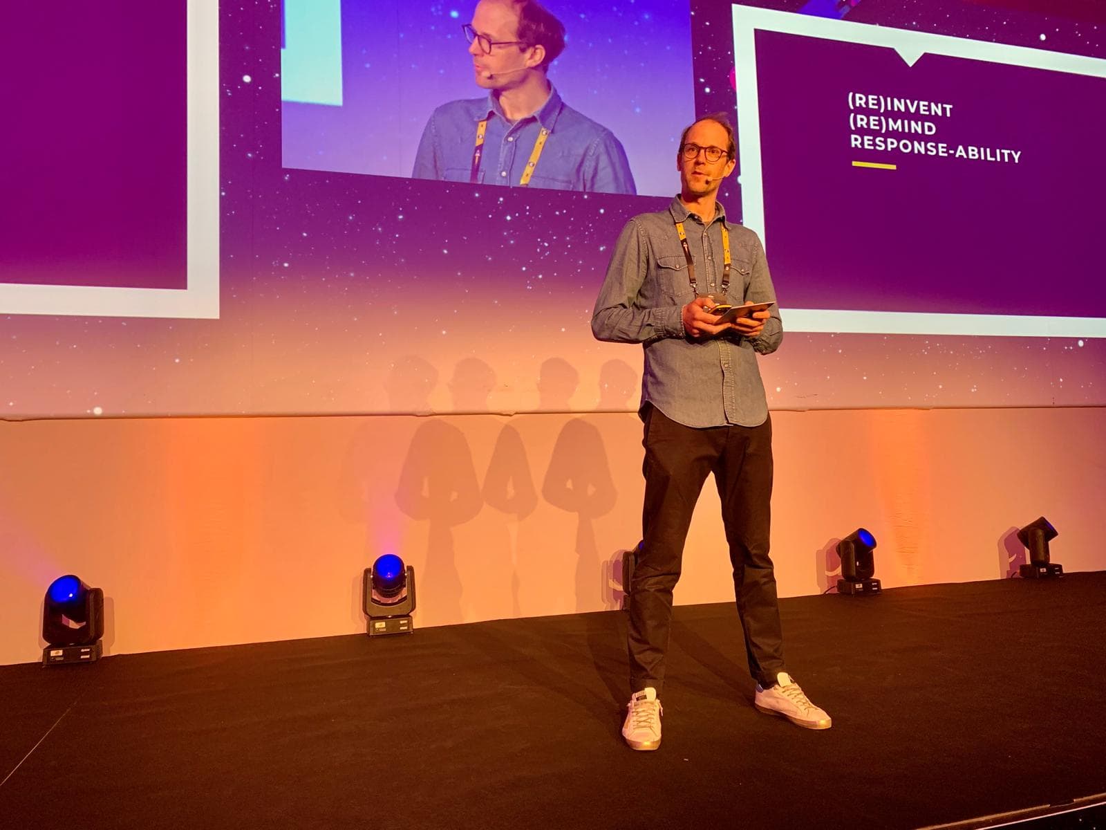 Menno Dellisse speaking on stage